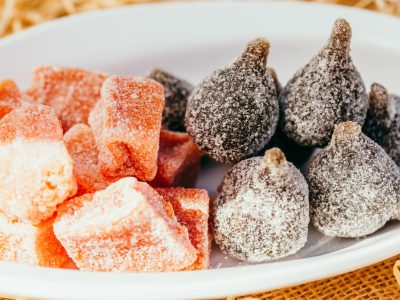 exposicao de doces artesanais sazonais para revenda em supermercados durante pascoa e natal